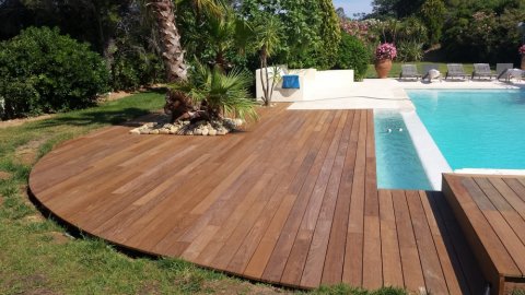 Conception et pose de terrasse en bois exotique IPE pour maison individuelle à Sainte-Maxime